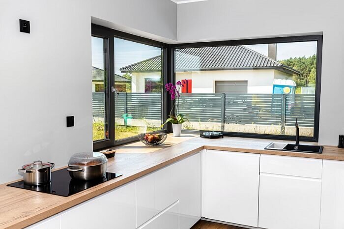 Okna narożne w kuchni – czy warto na nie postawić?