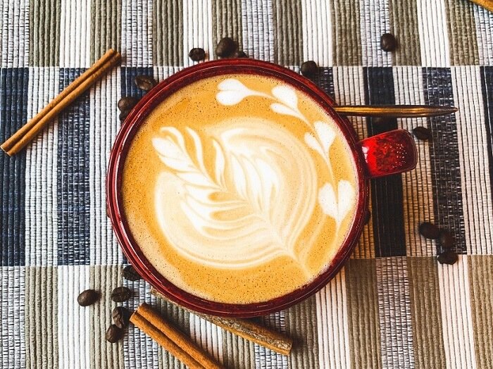 Ekspresy do kawy – dlaczego warto postawić na produkty sprawdzonych marek?