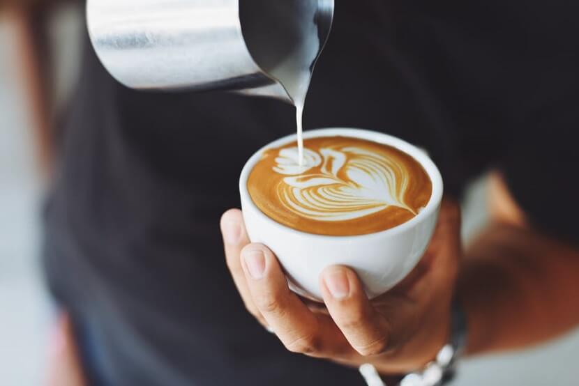 Szklanka termiczna oraz kawiarka do parzenia kawy – niezbędne akcesoria miłośnika napojów kawowych!